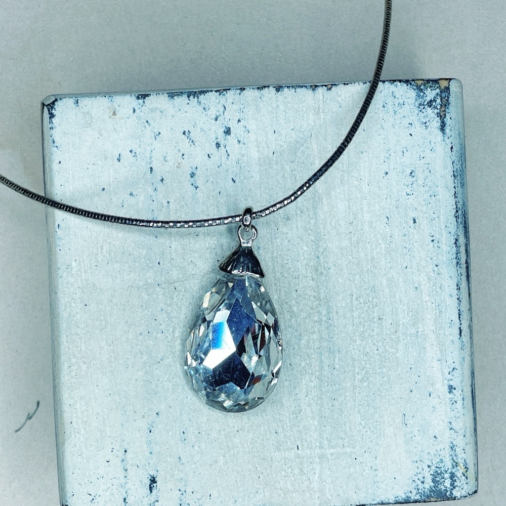 4077u. Silvertone Glass Teardrop Pendant Choker